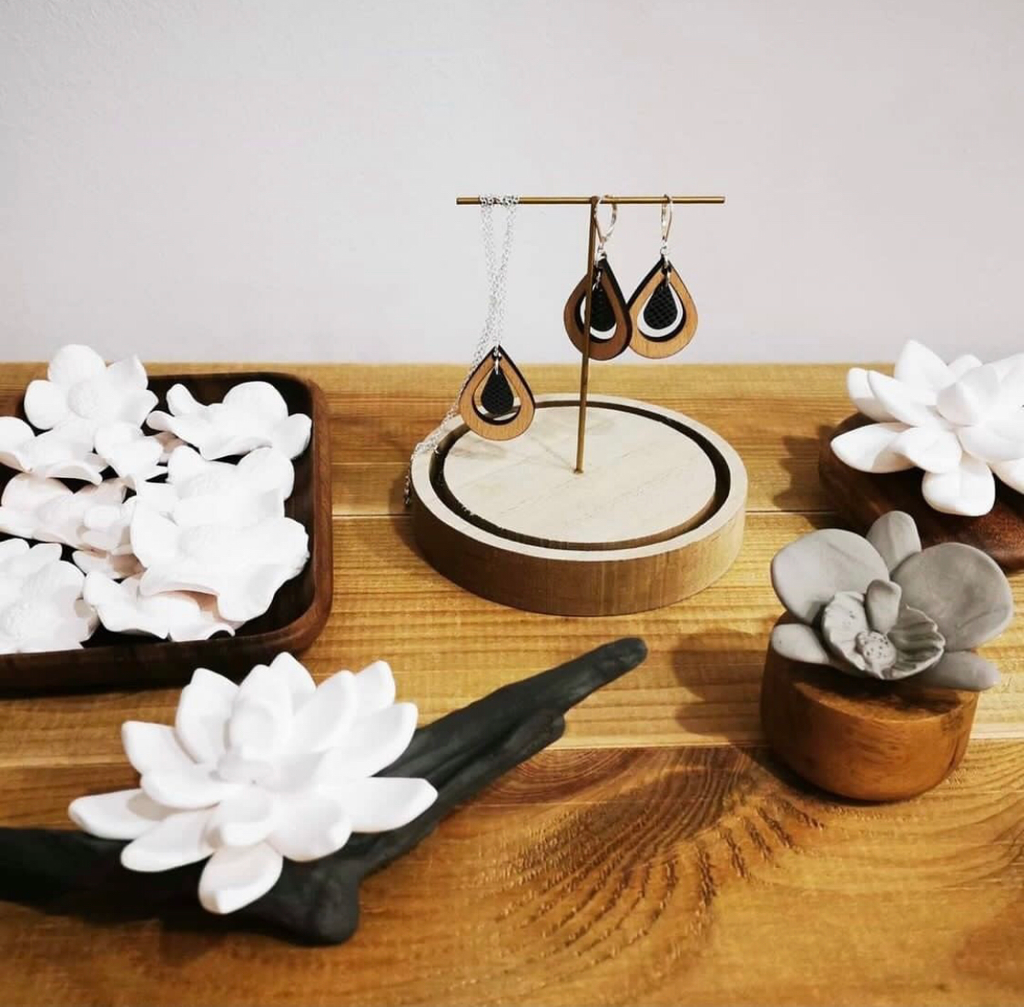 Oil Diffuser Ceramic Handmade Aromatherapy Home Decor Black Japanese Carnation